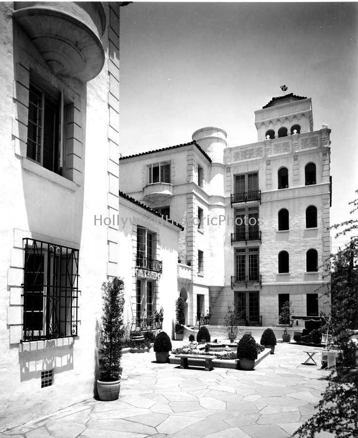 Harper House 1134-1336 Harper Ave. rear of building 1940.jpg
